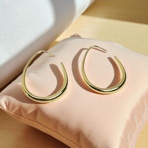 Vintage gold tone simple design earrings